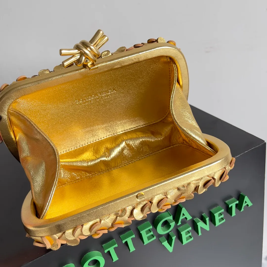 Batch 2060 Bottega Veneta 24 spring fashionable petal woven evening bag. No logo, no matter how shiny, this evening bag has gorgeous colors and eye-catching colors, and the forging of petal craftsmanship reveals the prosperity of spring. Original leather ➕ stainless steel hardware ➕ 24k real gold plating ➕ all handmade. Anyone who knows the history of our brand should have heard that the knot is a story of Bottega Veneta, and it is also one of the more important perfectly designed styles. Style number: 717622 Size: 20.5*6*12.5